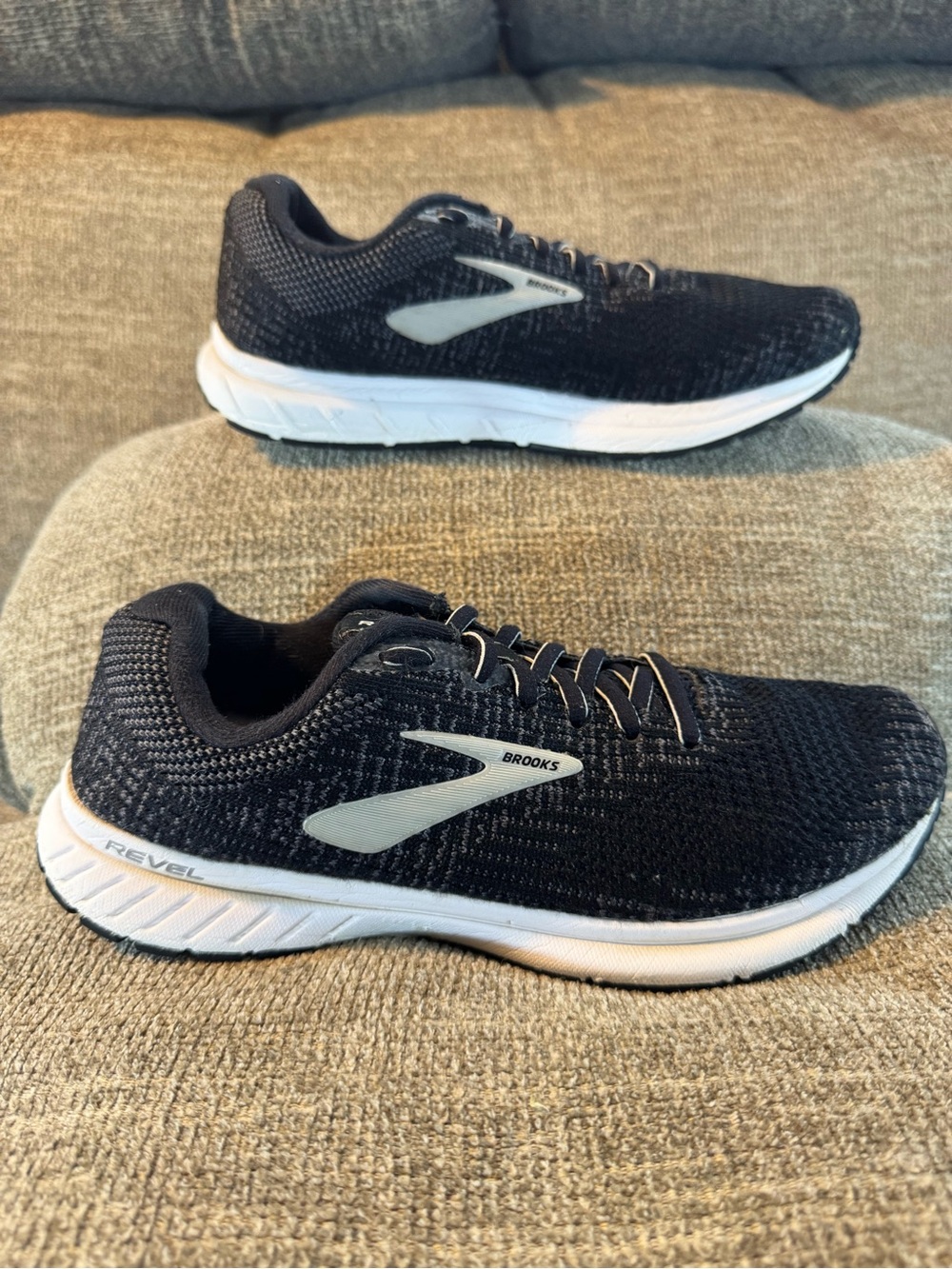 Brooks Revel 3 Women’s Black and White Running Shoes #1203021B012 Size 8.5